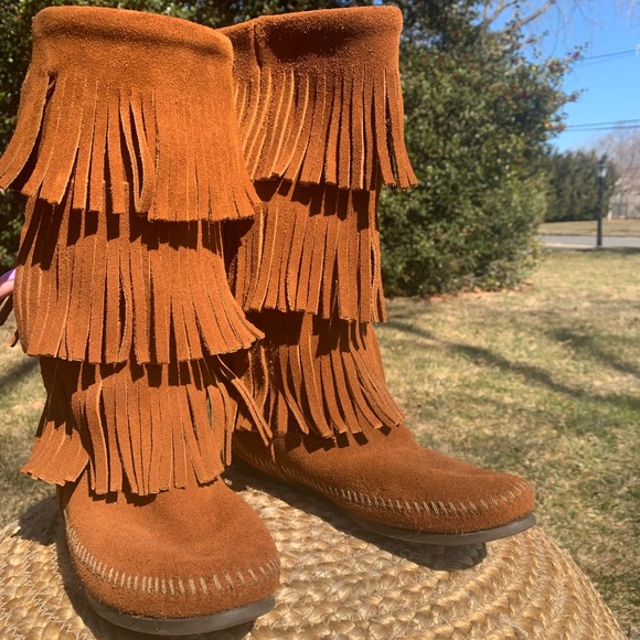 Minnetonka 3 Tier Fringe Boot - Picture 1 of 7